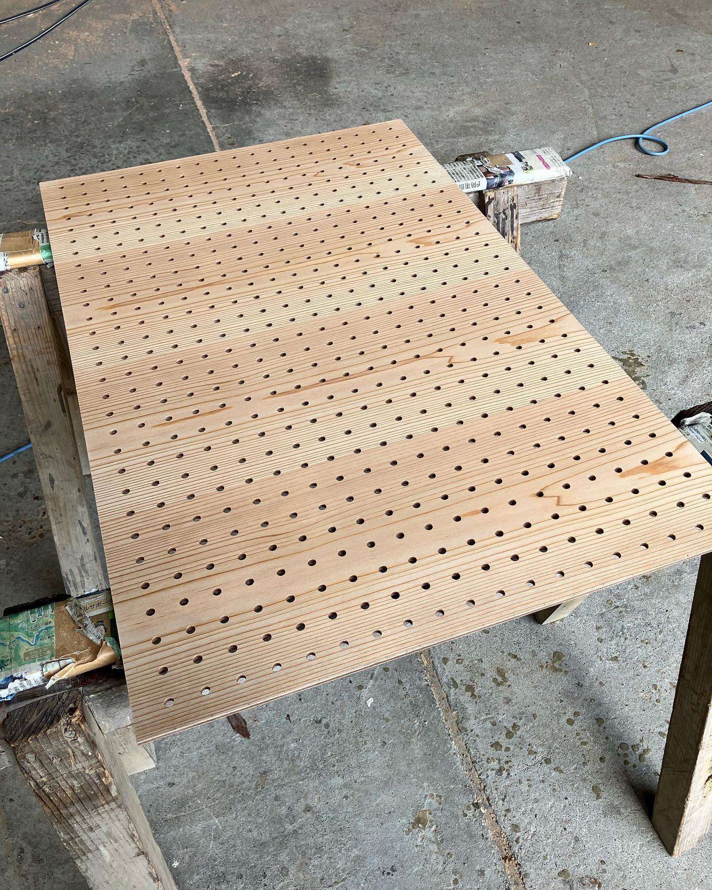 木頭杉の有孔ボード製作
