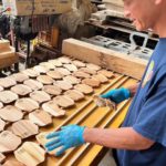 木頭杉のコースター オイルで仕上げていきます